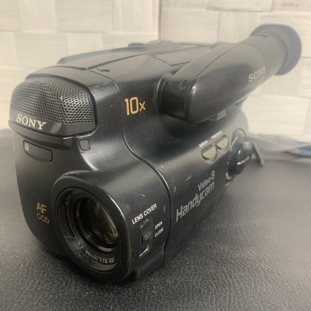 Sony Handycam CCD-TR30 8mm Video8 Camcorder Bundle TESTED *READ*